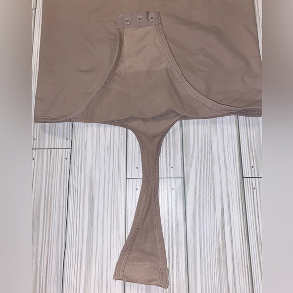 Maidenform Smoothing Seamless Thong Bodysuit nude - Picture 3 of 7